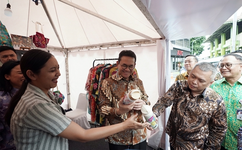 Mendag Budi dan Menhub Dudy meninjau produk UMKM di layanan Kereta Api. (SinPo.id/dok. Kemendag)