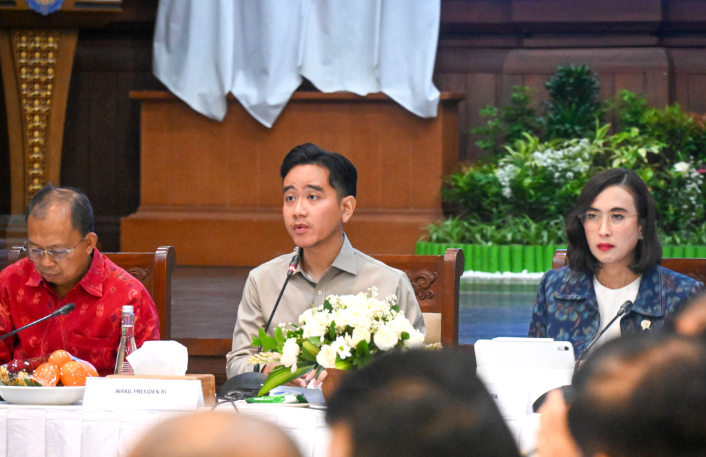 Wapres Gibran bertemu dengan Menteri Pariwisata Widiyanti Putri Wardhana membahas perkembangan pariwisata di Bali (Ashar/SinPo.id)