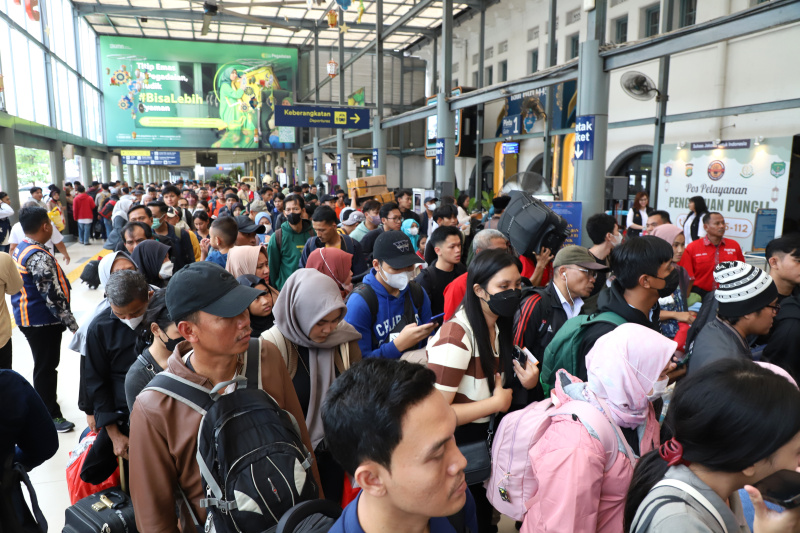 Masyarakat mudik lebaran melalui Stasiun Pasar Senen (SinPo.id/Ashar)