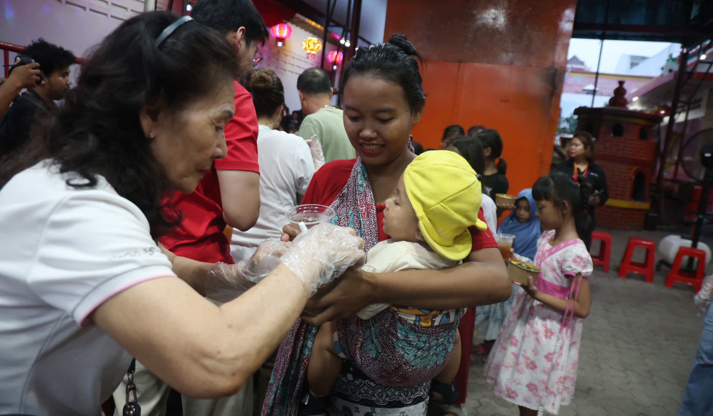 Pembagian takjil gratis di Wihara Dharma Bakti. (Agus Priatna/SinPo.id)
