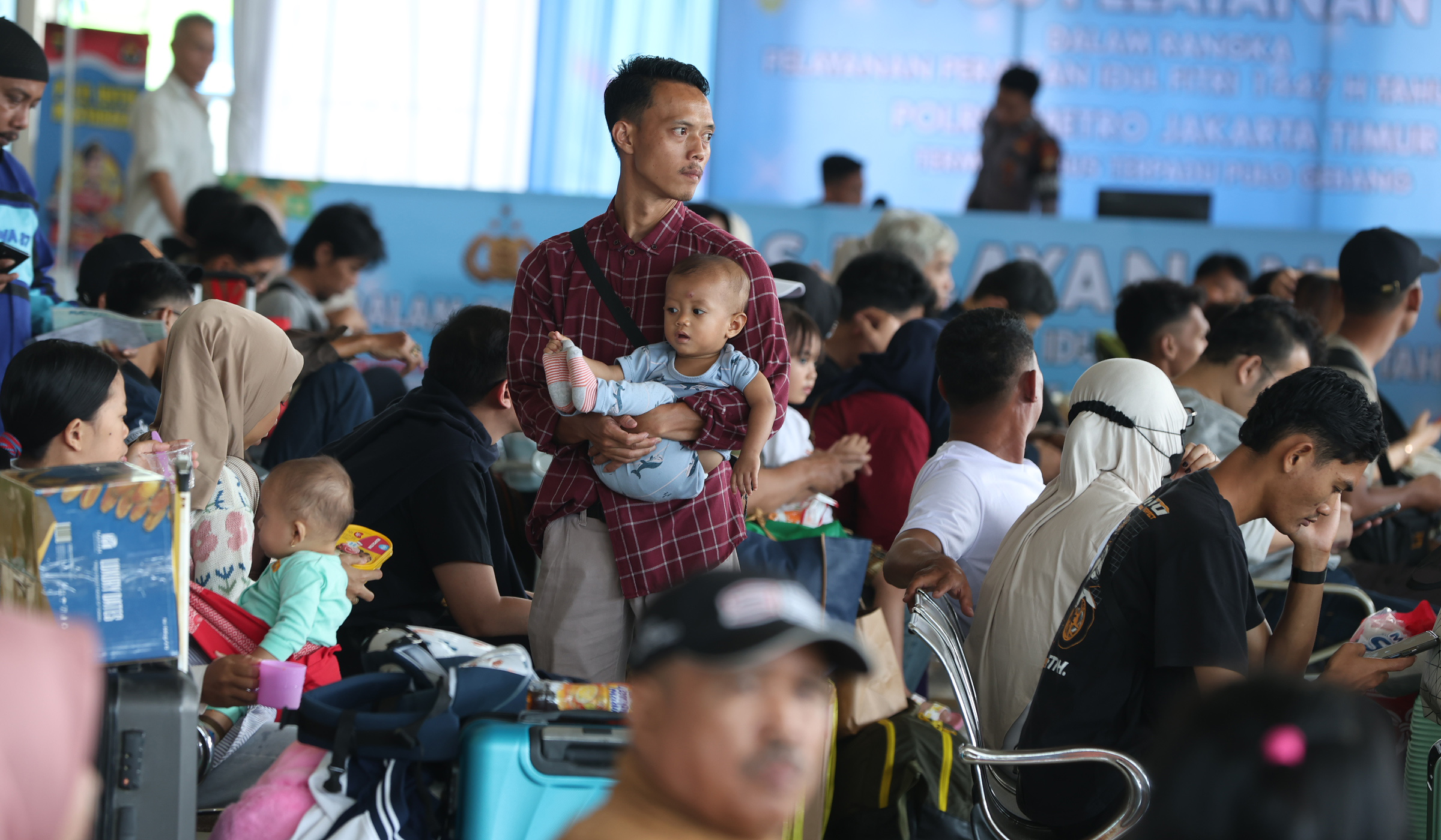 Suasana arus mudik terminal Pulo Gebang. (Agus Priatna/SinPo.id)