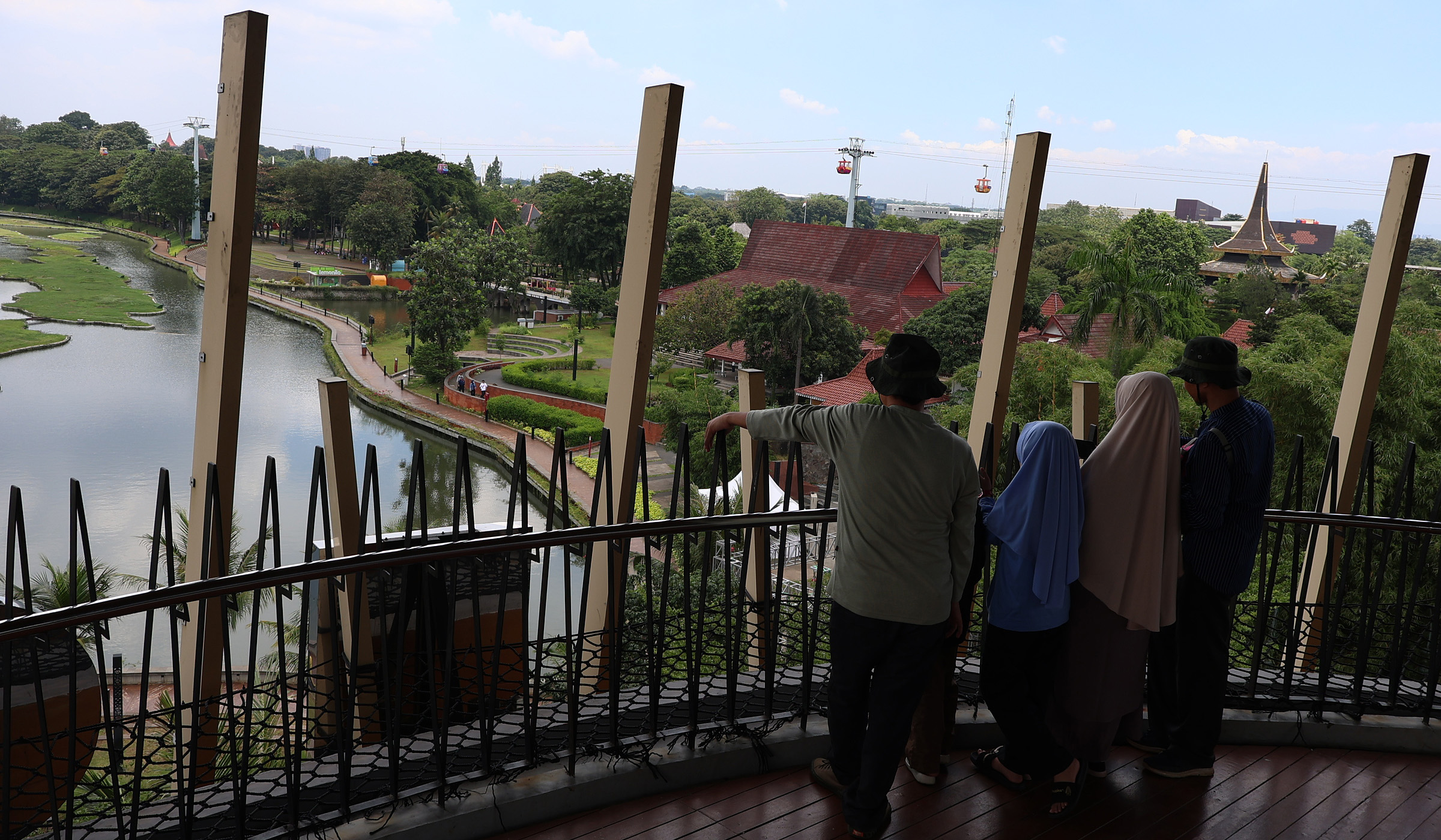 Suasana liburan di kawasan TMII. (Agus Priatna/SinPo.id)