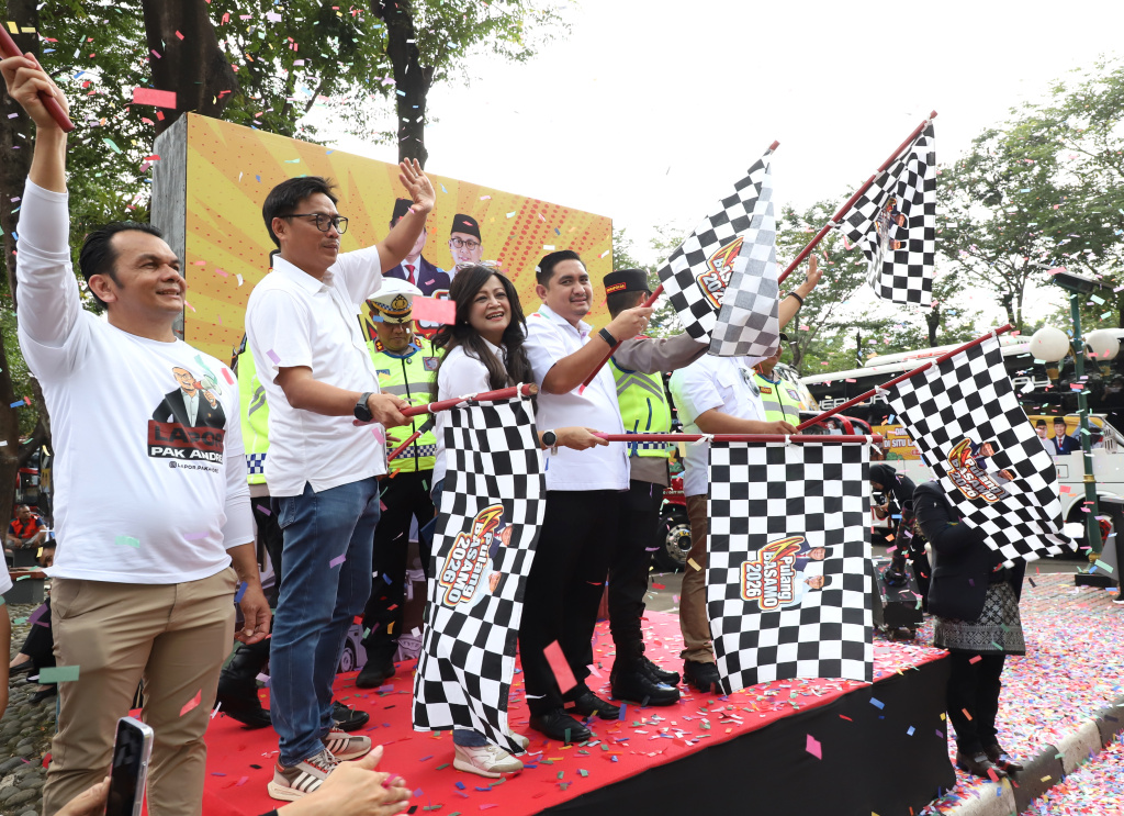 Wakil Ketua Komisi VI DPR dari Fraksi Gerindra Andre Rosiade memberangkatkan 6000 pemudik pada gelombang II Pulang Basamo 2026 Sumatera Barat (Ashar/SinPo.id)