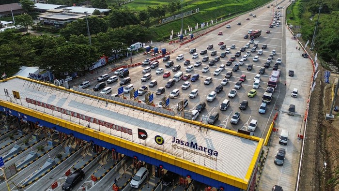 Ilustrasi. Foto udara sejumlah kendaraan pemudik antre melintas di Gerbang Tol (GT) Kalikangkung, Semarang, Jawa Tengah. (SinPo.id/Antara)