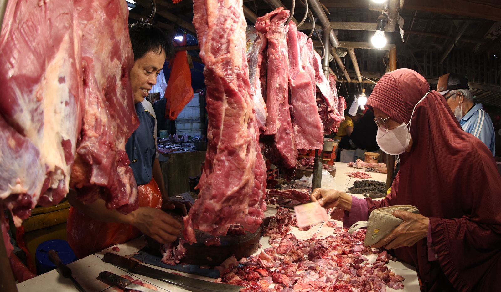 Pedagang daging sapi di Pasar Kecapi, Bekasi. (SinPo.id/Agus Priatna)