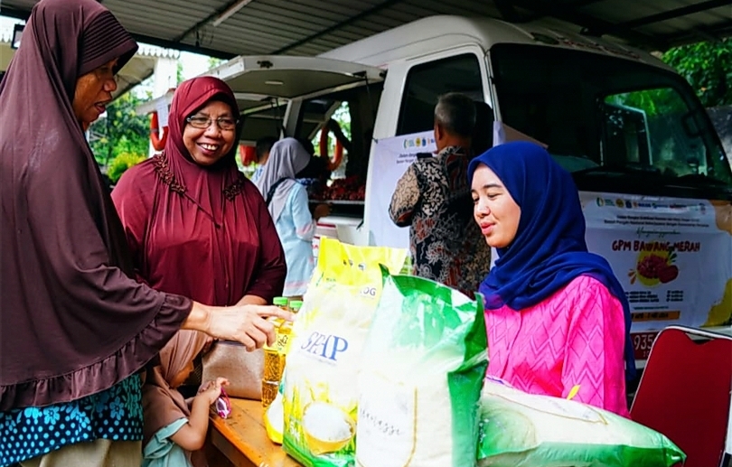 Ilustrasi masyarakat menerima bantuan beras dan minyak goreng. (SinPo.id/dok. Bapanas)