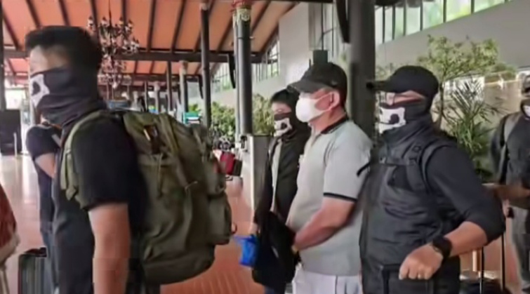 Ko Erwin mengenakan masker putih saat ditangkap (SinPo.id/Dok.Polri)