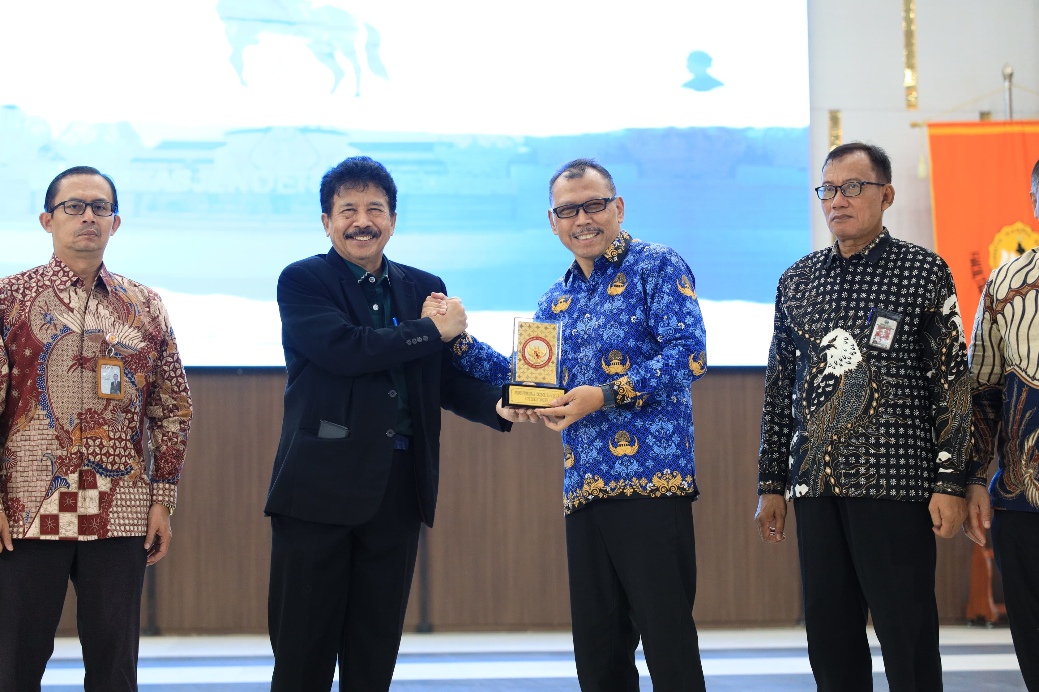 Kepala BPIP Yudian Wahyudi menyerahkan plakat kepada perwakilan Pemkab Purwokerto (Sinpo.id/BPIP)