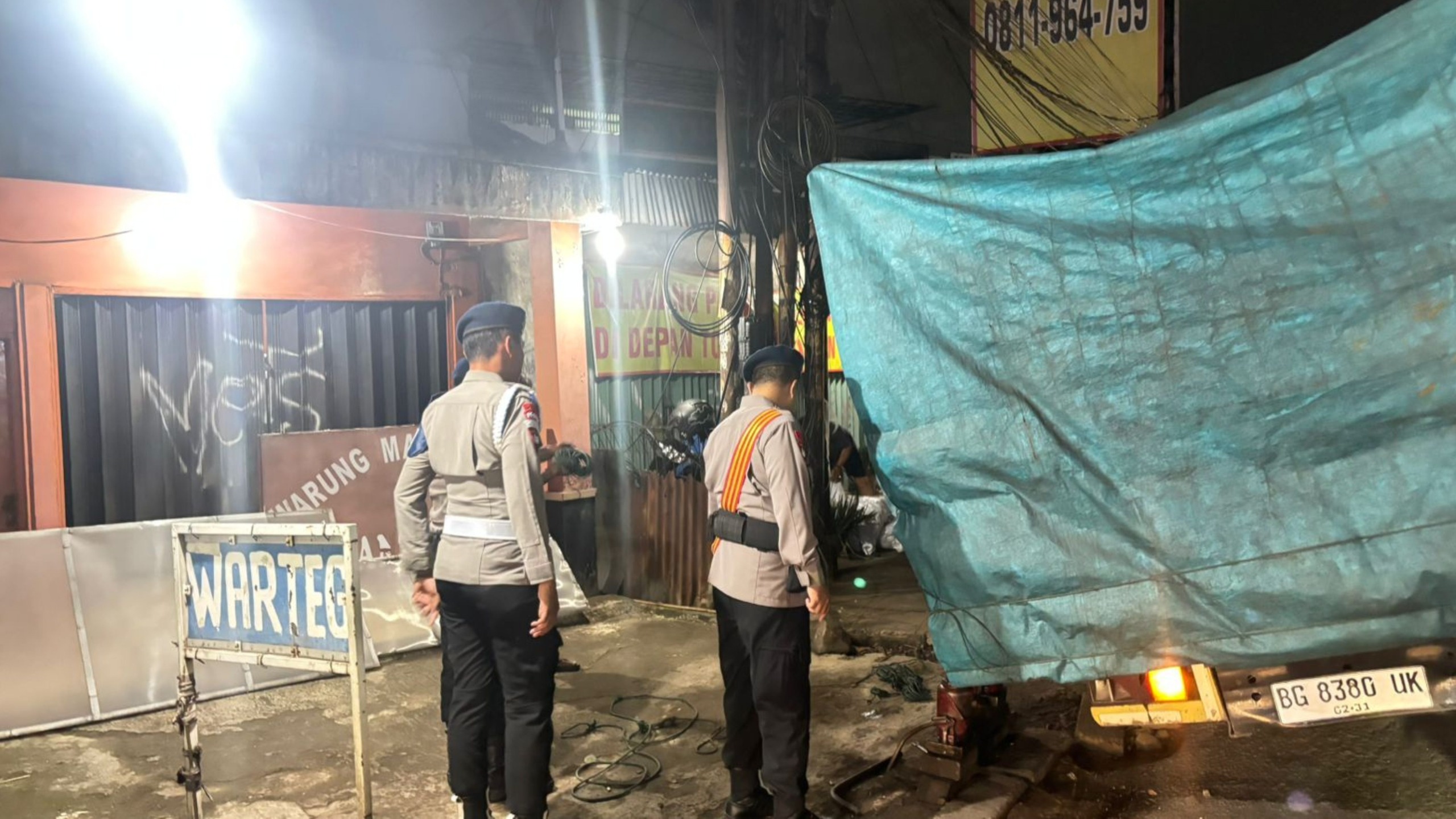 Anggota saat mengevakuasi truk terperosok (SinPo.id/Dok.PMJ)