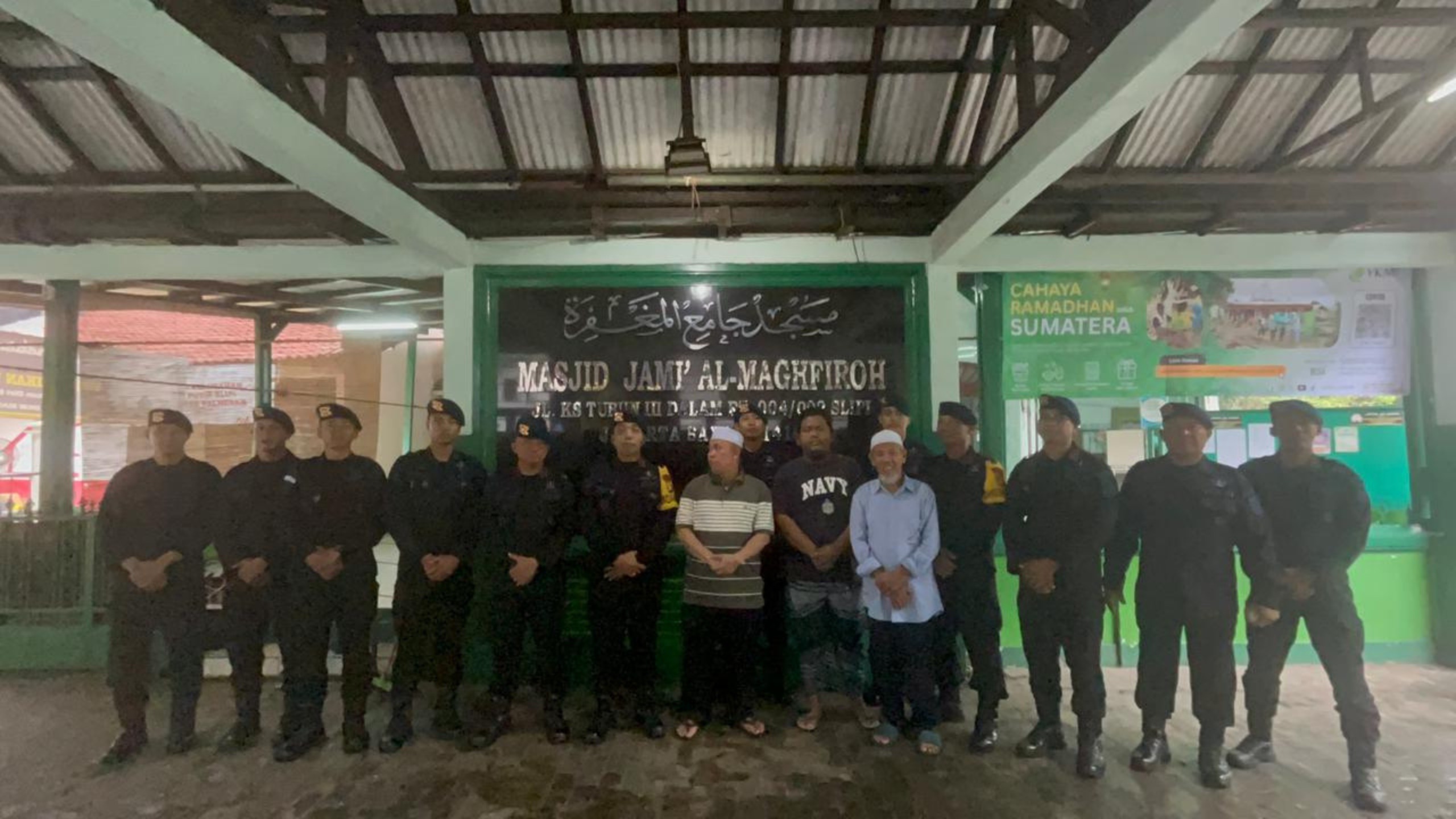 Satuan Brimob Polda Metro Jaya melaksanakan bakti lingkungan (SinPo.id/Dok.PMJ)