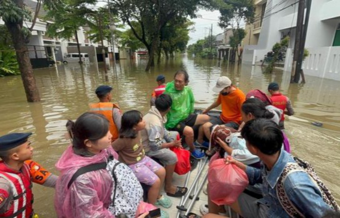 Tim Brimob saat mengevakuasi warga terdampak banjir di Kota Tangerang (SinPo.id/Dok.PMJ)