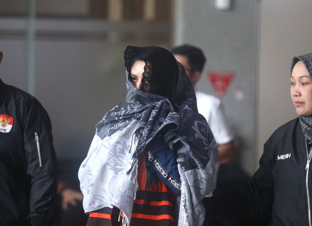 Bupati Pekalongan Fadia Arafiq resmi ditahan KPK terkait kasus korupsi pengadaan barang dan jasa di sejumlah dinas Pemkab Pekalongan (Ashar/SinPo.id)