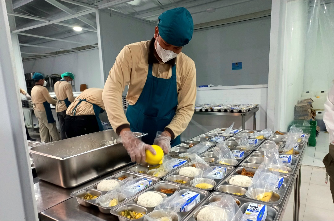 Ilustrasi petugas menyiapkan menu program Makan Bergizi Gratis (SinPo.id/ Anam)