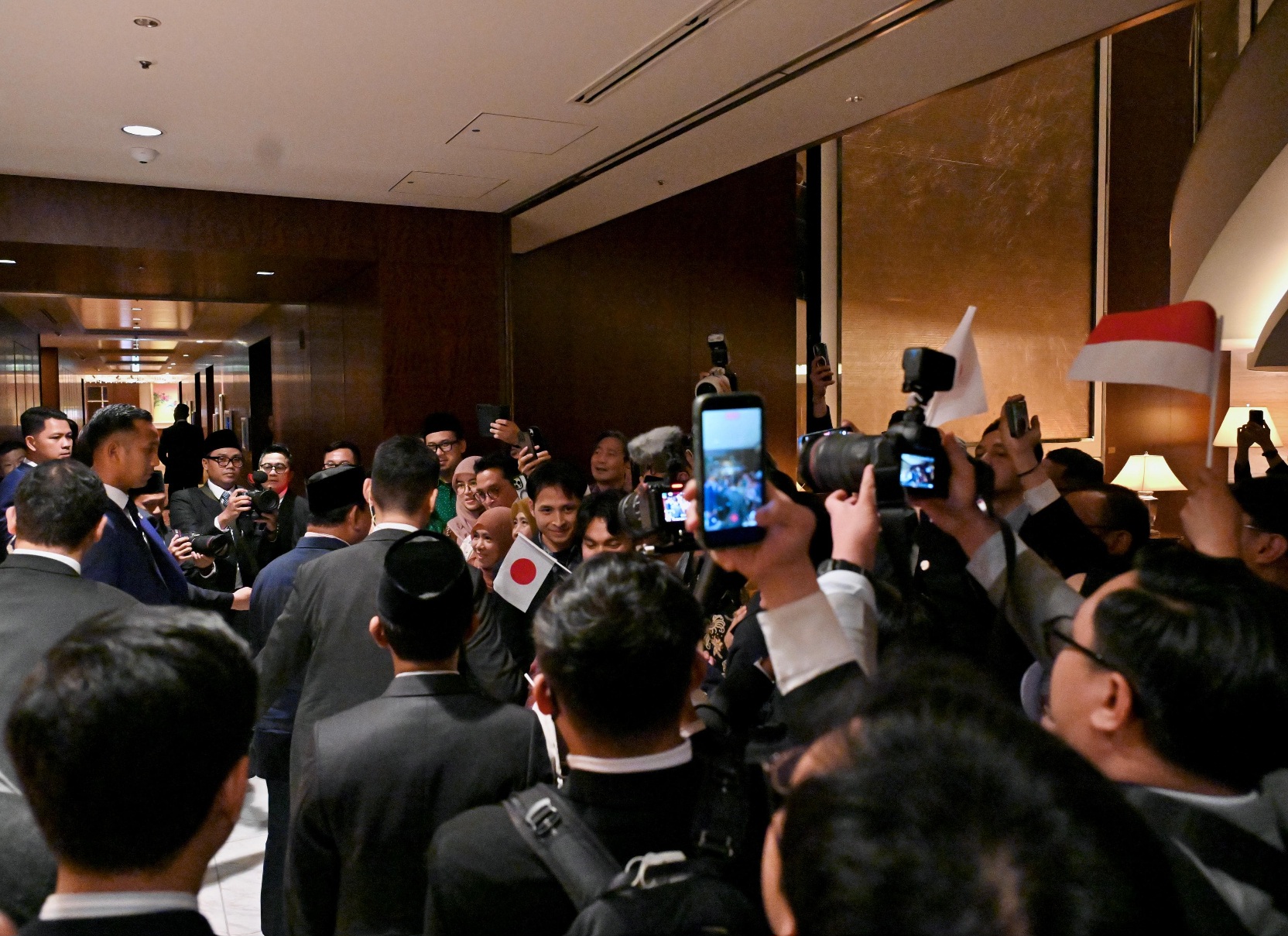 Diaspora Indonesia Sambut Kedatangan Presiden Prabowo di Tokyo (SinPo id/Biro Setpres)
