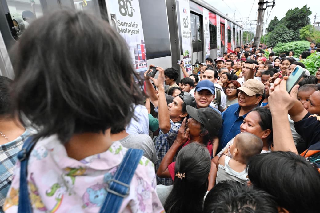 Presiden Prabowo kunjungi warga di Bantaran Rel Senen (SinPo.id/Biro Setpres)