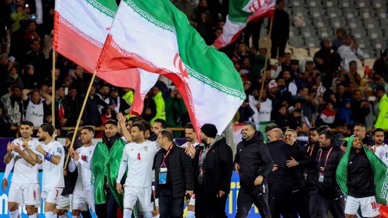 Para pemain dan tim teknis Iran merayakan kemenangan setelah pertandingan kualifikasi Piala Dunia FIFA 2026 zona Asia Grup A antara Iran dan Uzbekistan, pada 25 Maret 2025 di Teheran. (SinPo.id/AFP)