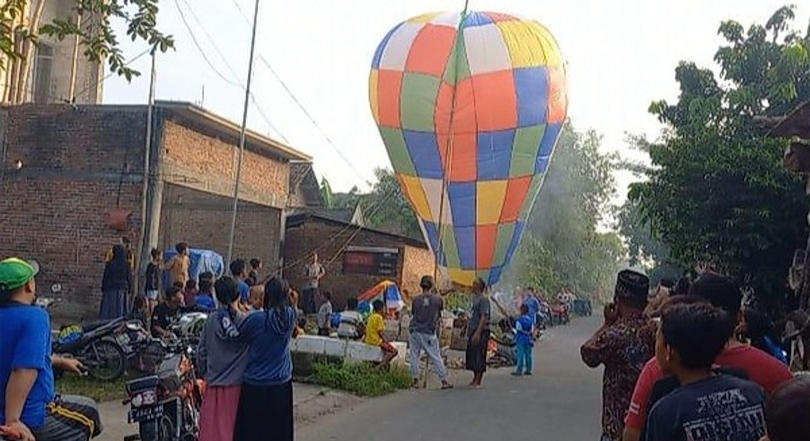Ilustrasi warga mau menerbangkan balon udara. (SinPo.id/dok. Polsek Jogoroto)