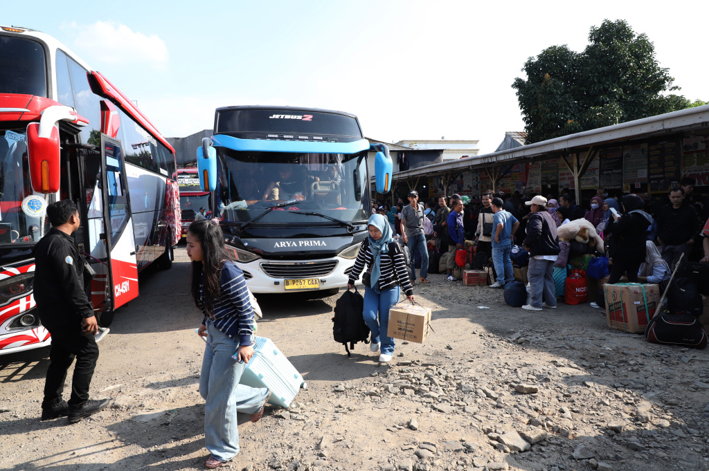 H-4 lebaran terminal pondok pinang dipadati oleh ratusan pemudik yang ingin menuju kampung halaman terutama di Jawa dan Pulau Sumatera (Ashar/SinPo.id)