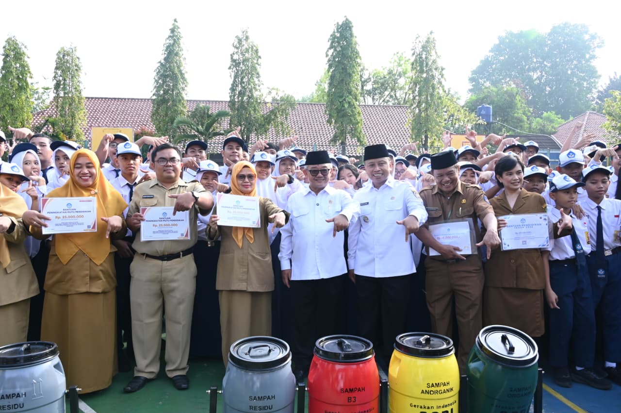 Hari Pertama Sekolah, Mendikdasmen Ajak Kolaborasi Sukseskan Gerakan Indonesia ASRI (SinPo.id/Kemendikdasmen)