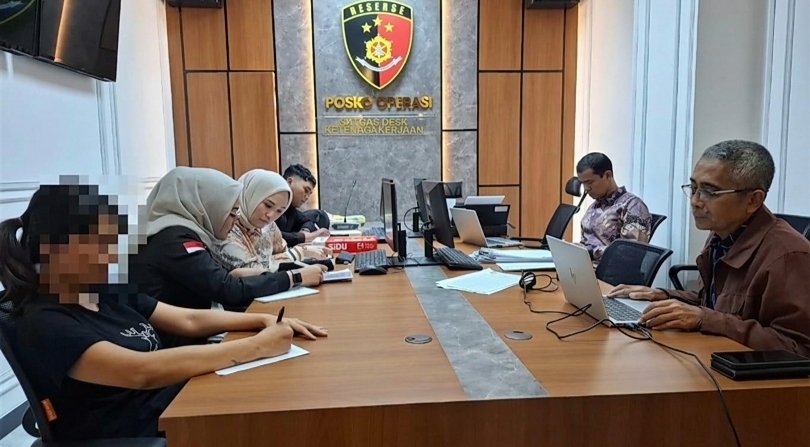 Tim OJK dan Bareskrim tangkap tersangka tindak pidana perbankan (SinPo.id/Dok. OJK)