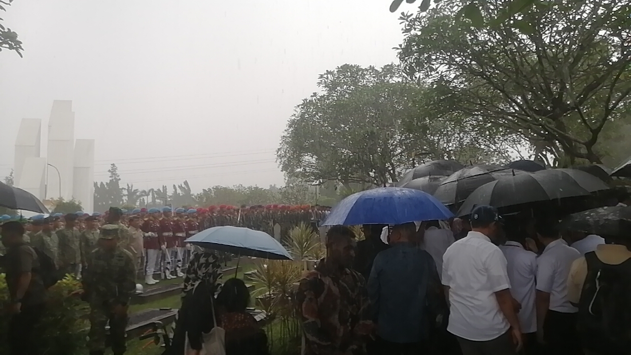 Proses pemakaman Wapres RI ke-6 Try Sutrisno di TMP Kalibata (SinPo.id/Tio Pirnando)