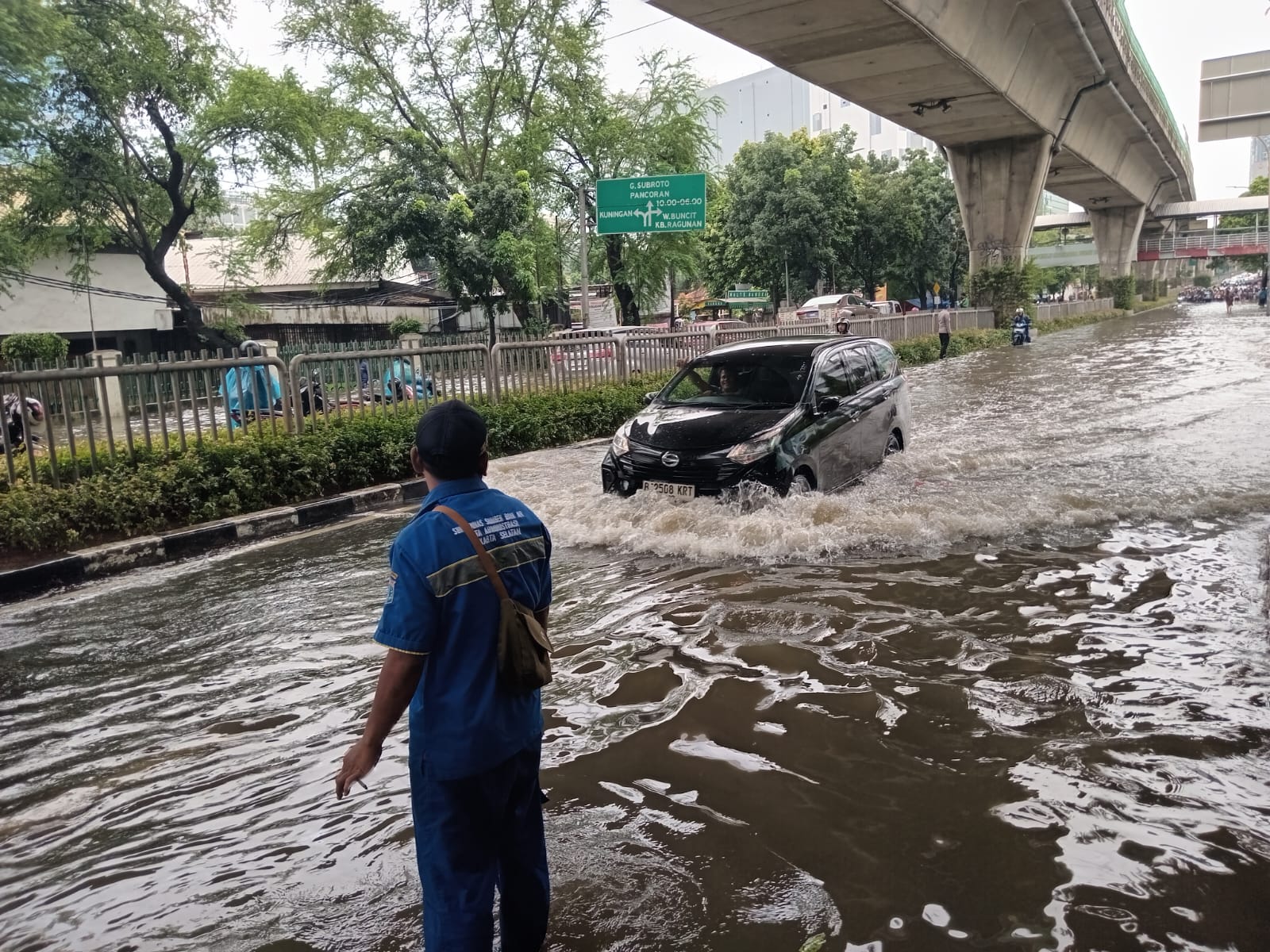 Genangan di Jalan Kapten Tendean Jakarta Selatan. (SinPo.id/TMCPoldaMetro)