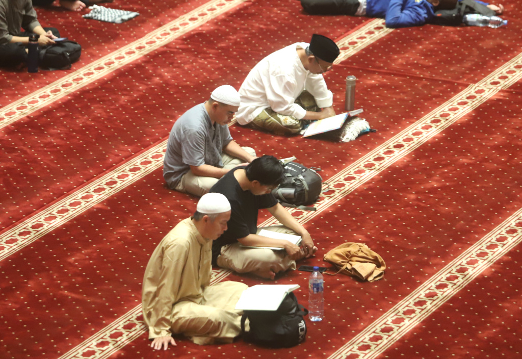 Umat muslim sedang melaksanakan ibadah Itikaf 10 hari terakhir ramadan di Masjid Istiqlal (Ashar/SinPo.id)