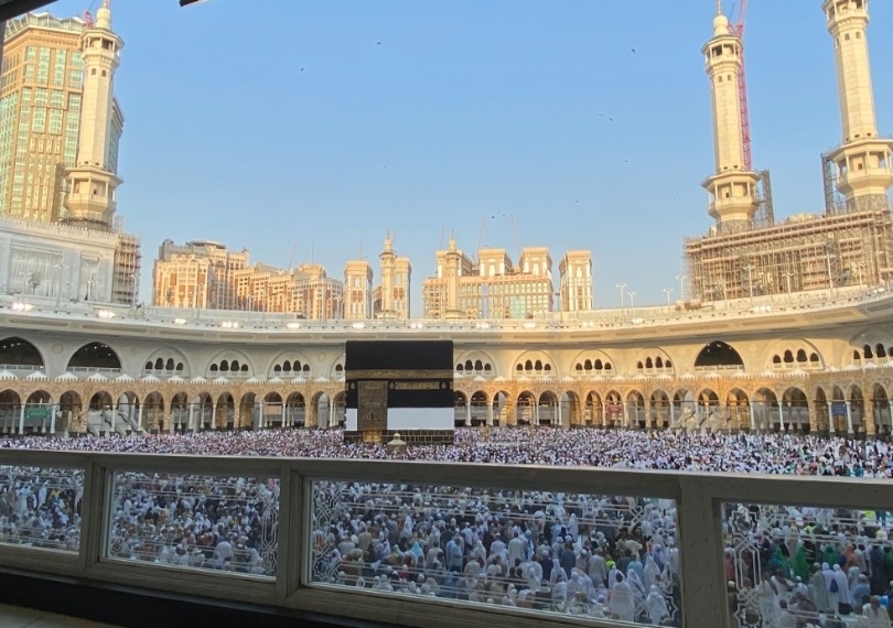 Ilustrasi jemaah umrah sedang tawaf di Kakbah. (SinPo.id/dok. Kemenhaj)