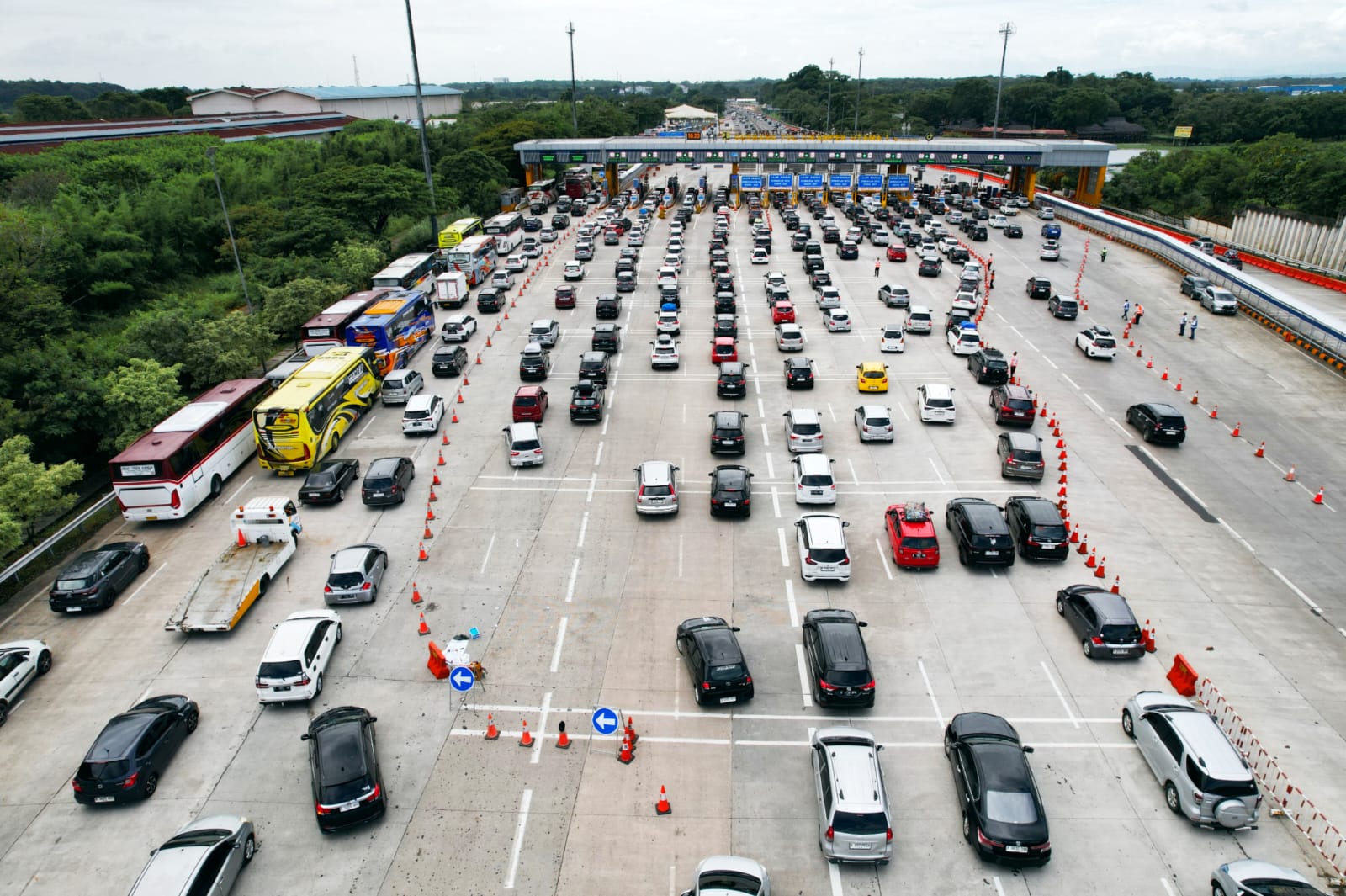 Ilustrasi kendaraan di pintu tol. (SinPo.id/Ashar)