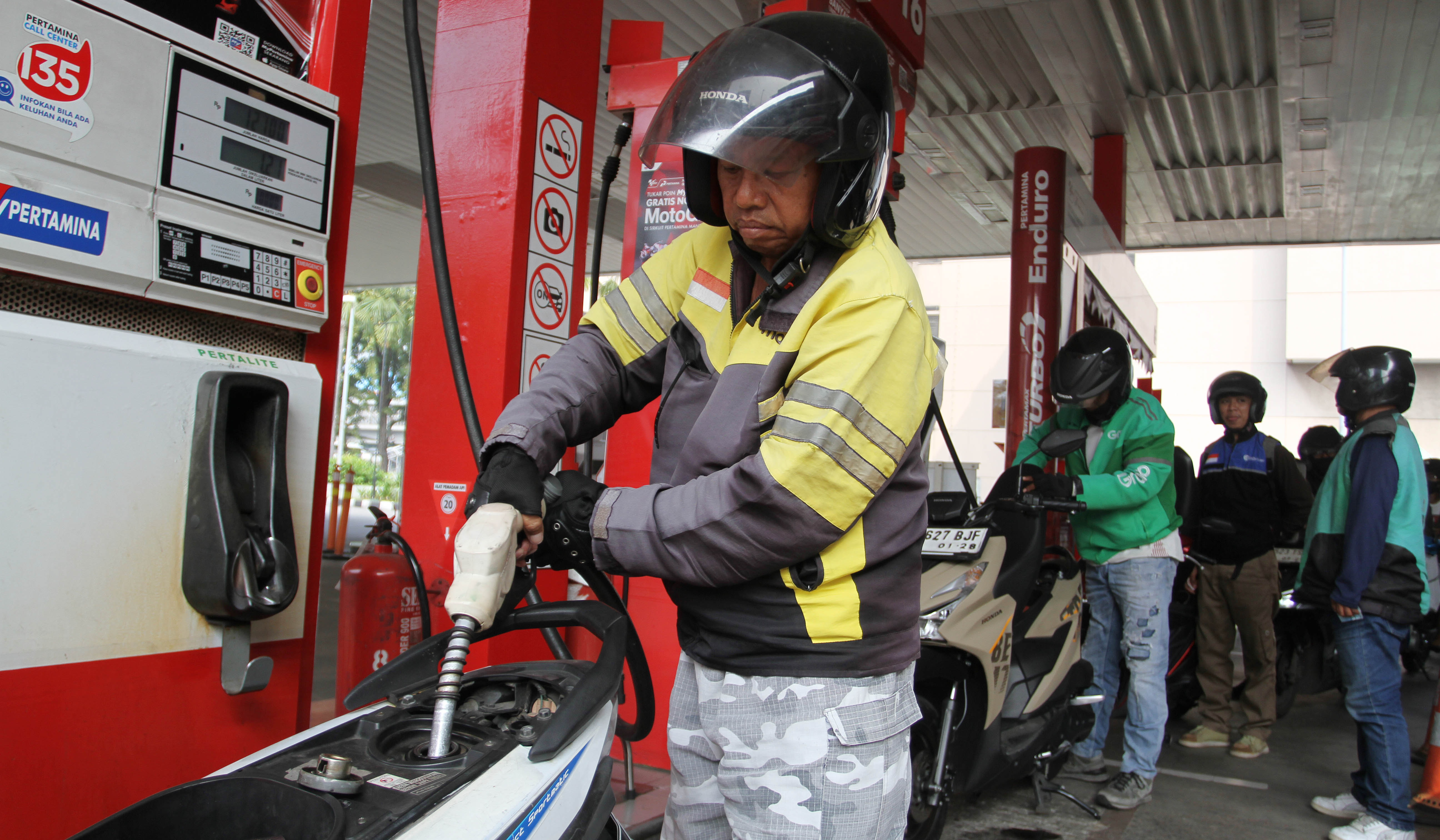Ilustrasi pengendara motor mengisi BBM subsidi di SPBU. (SinPo.id/Agus Priatna)