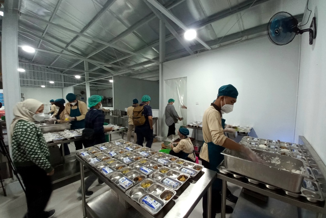 Ilustrasi petugas SPPG menyiapkan menu MBG. (SinPo.id/Anam)