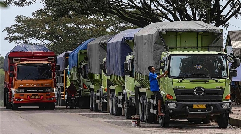 Ilustrasi truk besar parkir dipinggir jalan. (SinPo.id/dok. Kemenhub)