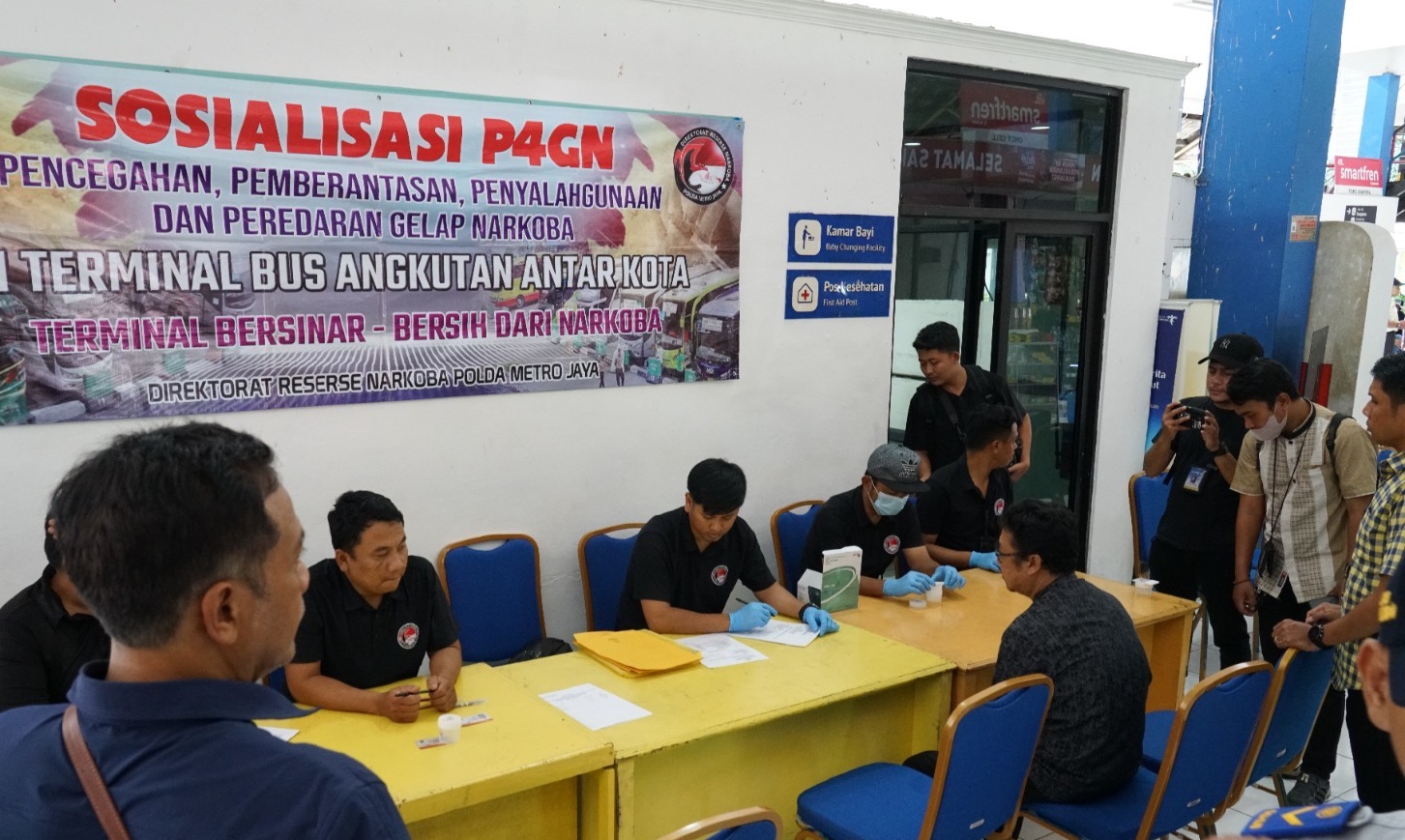 Lokasi pengecekan tes urine pengemudi bus di Kampung Rambutan (SinPo.id/ Dok.PMJ)