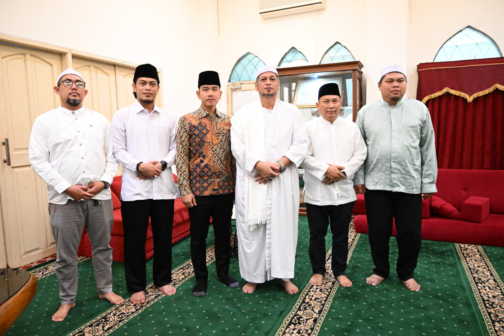 Wapres Gibran Rakabuming melakukan silaturahmi dengan Habib Ali Alhabsyi menjelang Hari Raya IdulFitri di Kwitang (Ashar/Foto: Setwapres/SinPo.id)