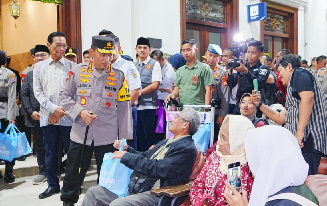Kapolri saat meninjau Stasiun Tugu, Daerah Istimewa Yogyakarta (DIY) (SinPo.id/Dok.Polri)