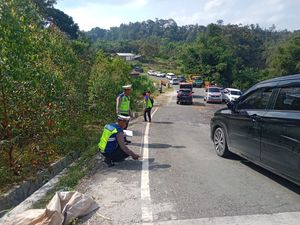 Polisi olah TKP kecelakaan maut di Simalungun (SinPo.id/ Humas Polri)