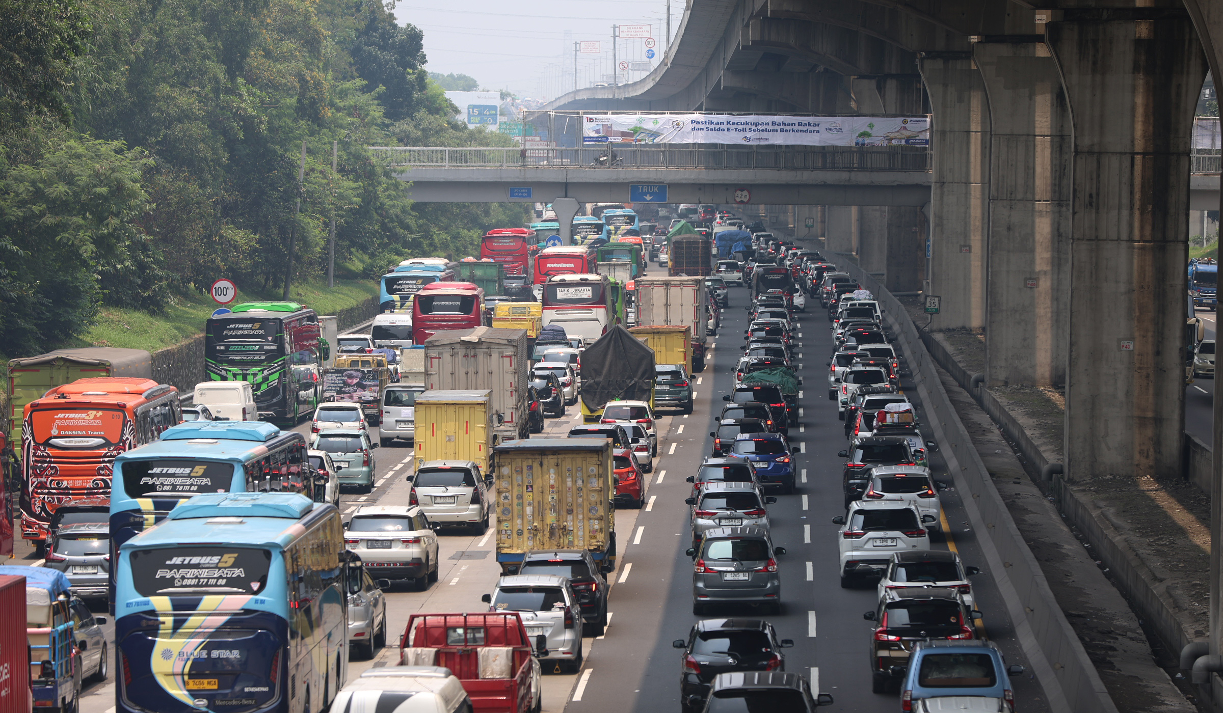 Arus mudik tol Jakarta Cikampek. (Agus Priatna/SinPo.id)