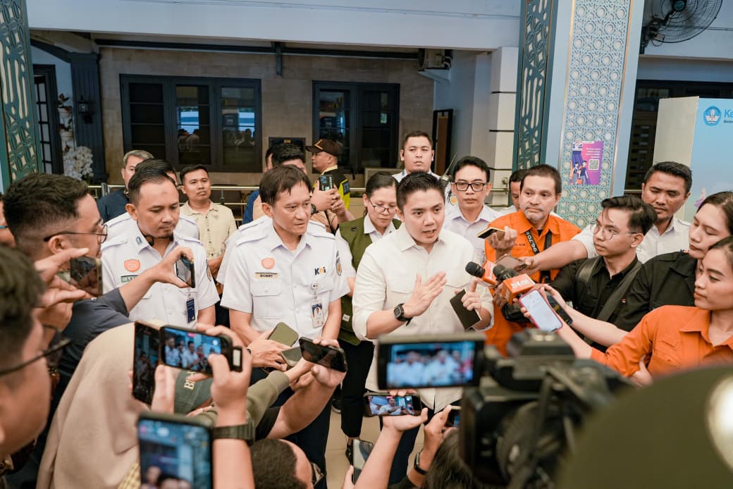 Kereta Kerakyatan Siap Sambut Mudik, Seskab Teddy Pastikan Harga Tiket Murah (SinPo.id/Biro Setpres)