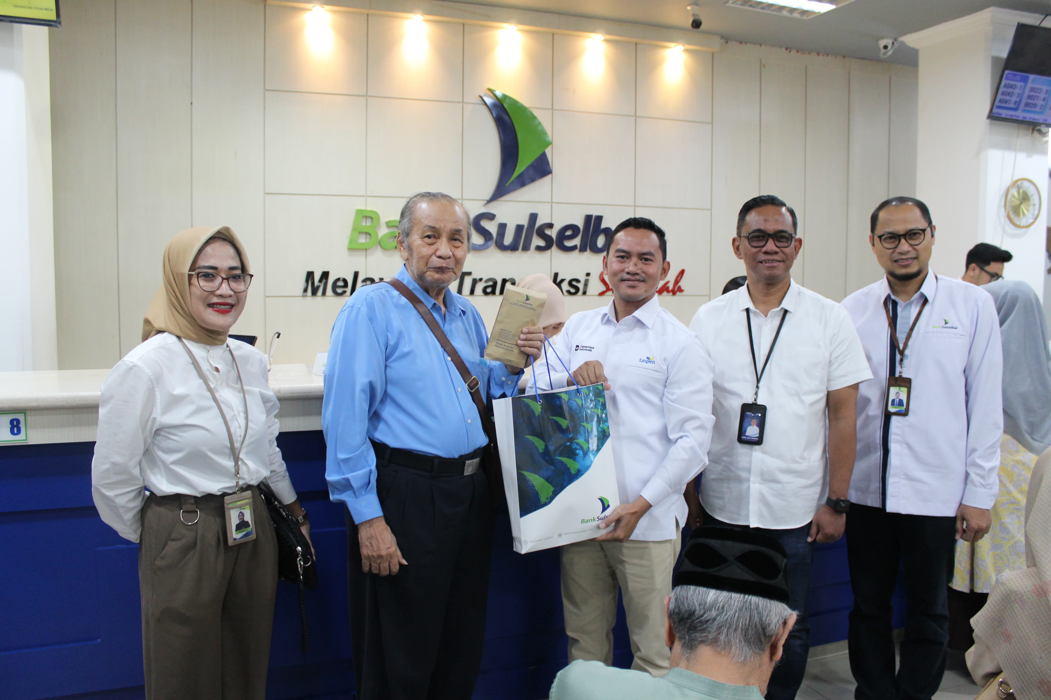 Komisaris Independen TASPEN, Ariawan meninjau prosesi penyerahan THR (Sinpo.id/TASPEN)