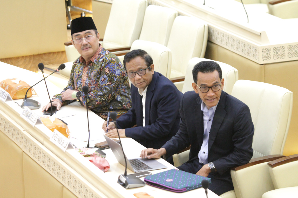 Komisi II DPR menggelar RDPU dengan Pakar Hukum Tata Negara bahas Revisi UU Pemilu (Ashar/SinPo.id)