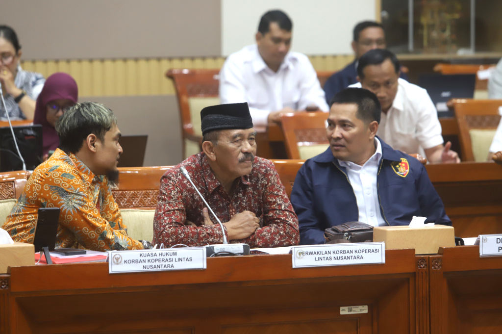 Komisi III DPR menggelar RDPU dengan perwakilan korban Koperasi Bahana Lintas Nusantara (Ashar/SinPo.id)