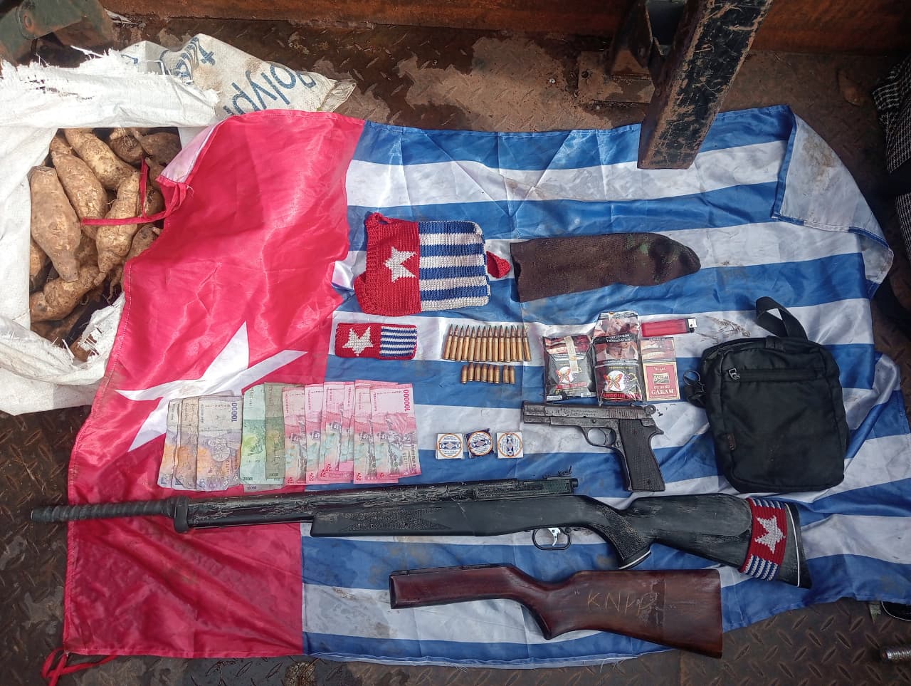 Senjata yang disita dari lokasi persembunyian anggota OPM (SinPo.id/ Puspen TNI)