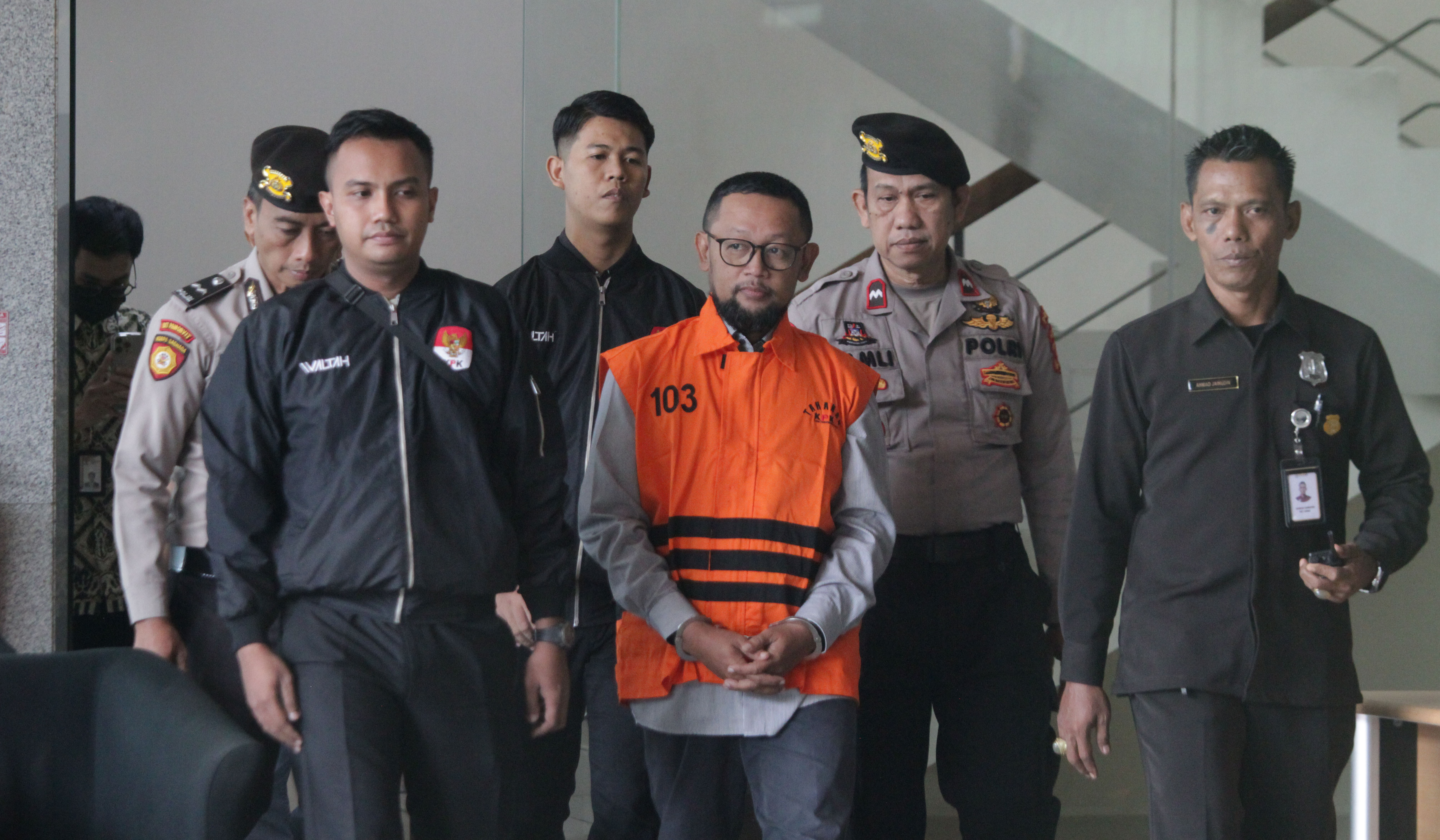 KPK tahan Gus Alex. (Agus Priatna/SinPo.id)