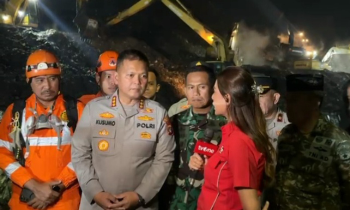Kapolres Metro Bekasi Kota saat di lokasi longsor (SinPo.id/Dok.PMJ)