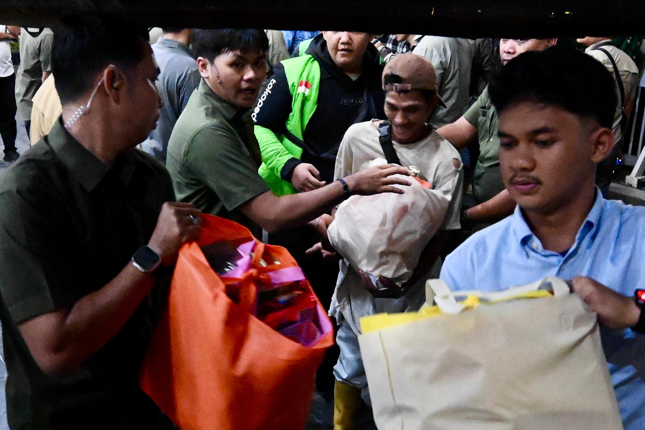 Malam Takbiran di Medan, Presiden Prabowo Salurkan Ribuan Paket Sembako untuk Warga (SinPo.id/Biro Setpres)