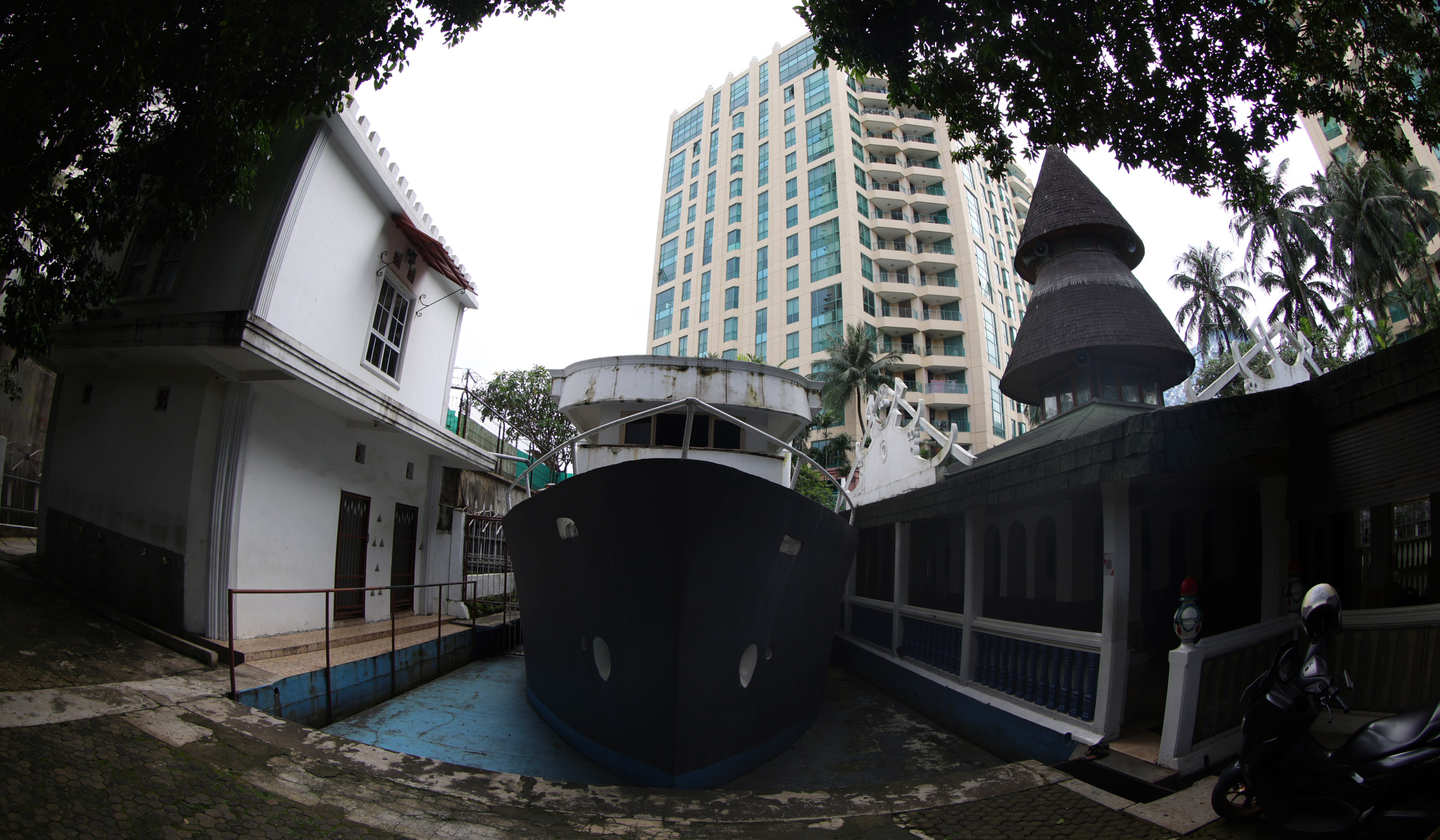 Suasana masjid perahu. (Agus Priatna/SinPo.id)