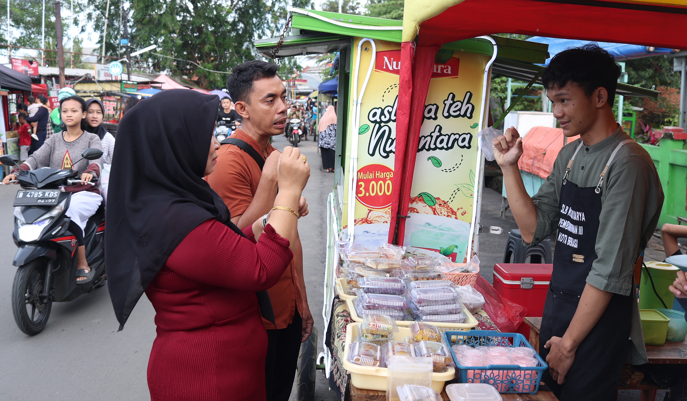 Siswa tunarungu berjualan takjil. (Agus Priatna/SinPo.id)