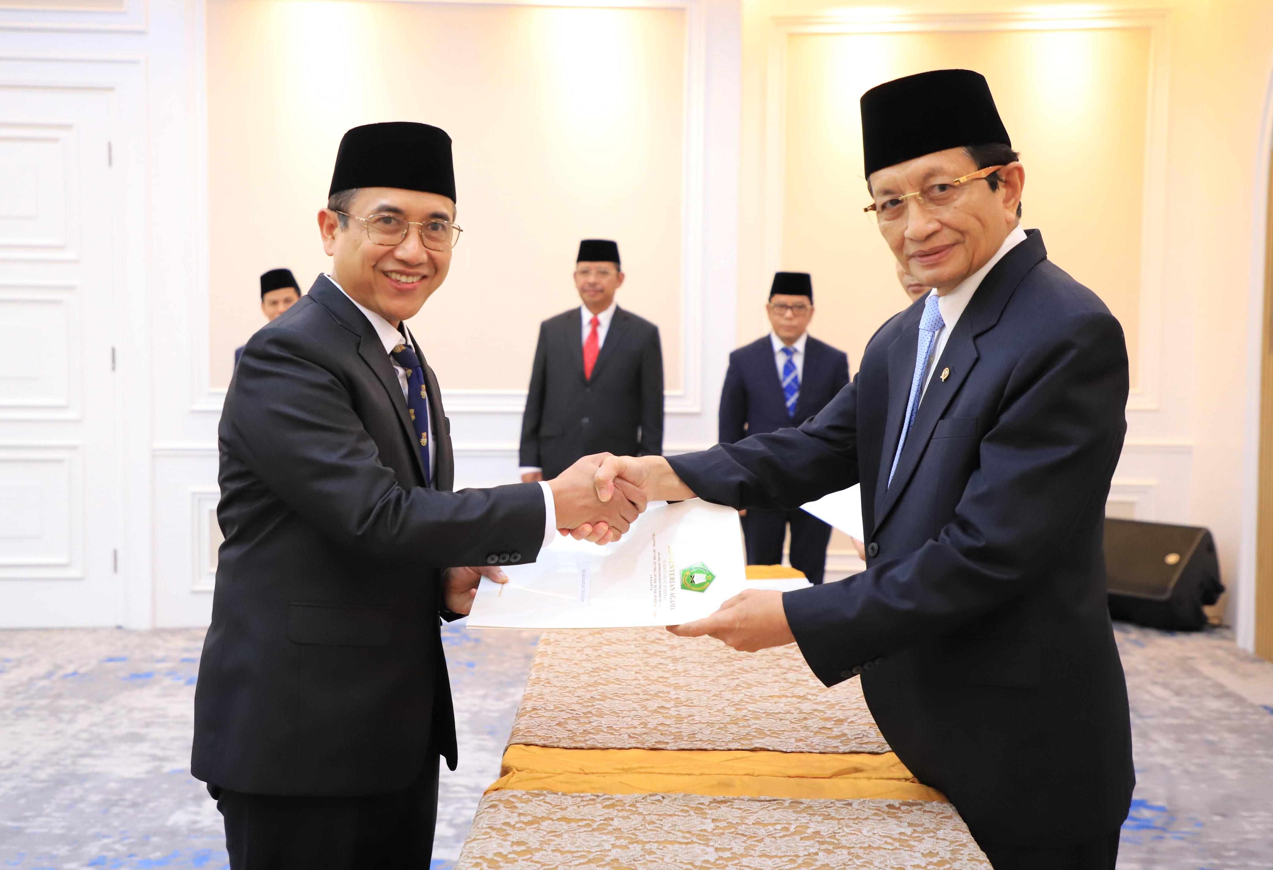 Menteri Agama Nasaruddin Umar menyerahkan SK Presiden kepada pengurus Baznas masa jabatan 2026-2031 (SinPo.id/Kemenag)