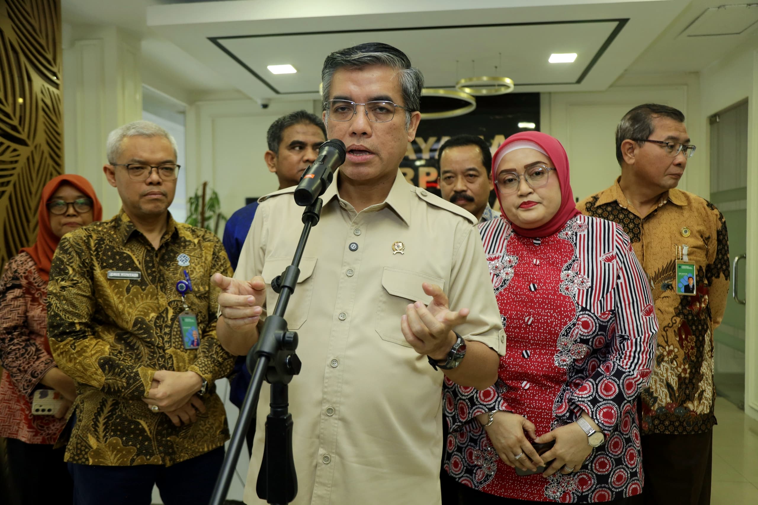 Menaker Yassierli meninjau Posko THR-BHR (SinPo.id/ Dok. Kemnaker)