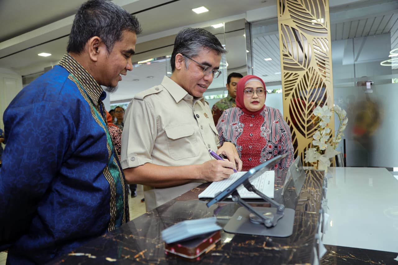 Menaker Tinjau Posko THR 2026, Pastikan Hak Pekerja Jelang Idul Fitri Terpenuhi (SinPo.id/Kemnaker)